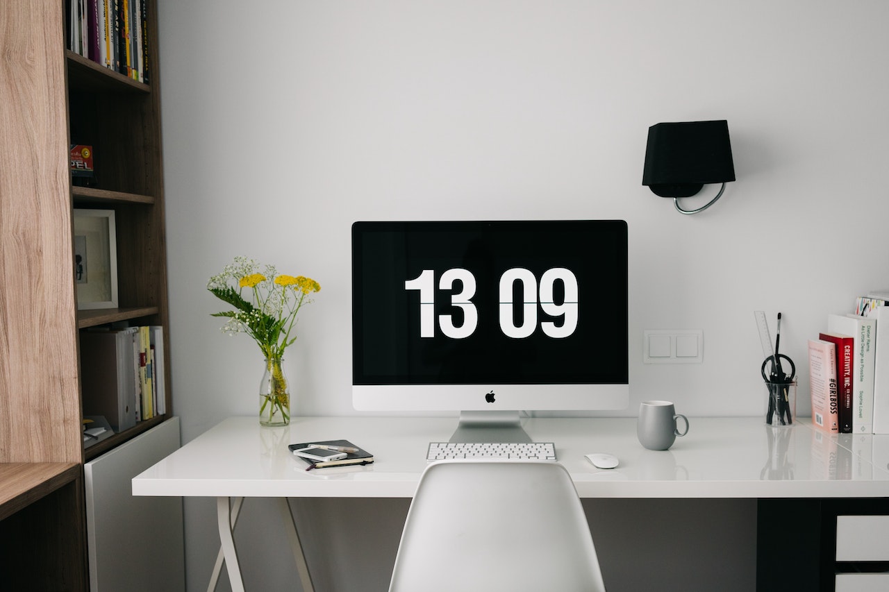 a workplace witha silver Imac on Desk