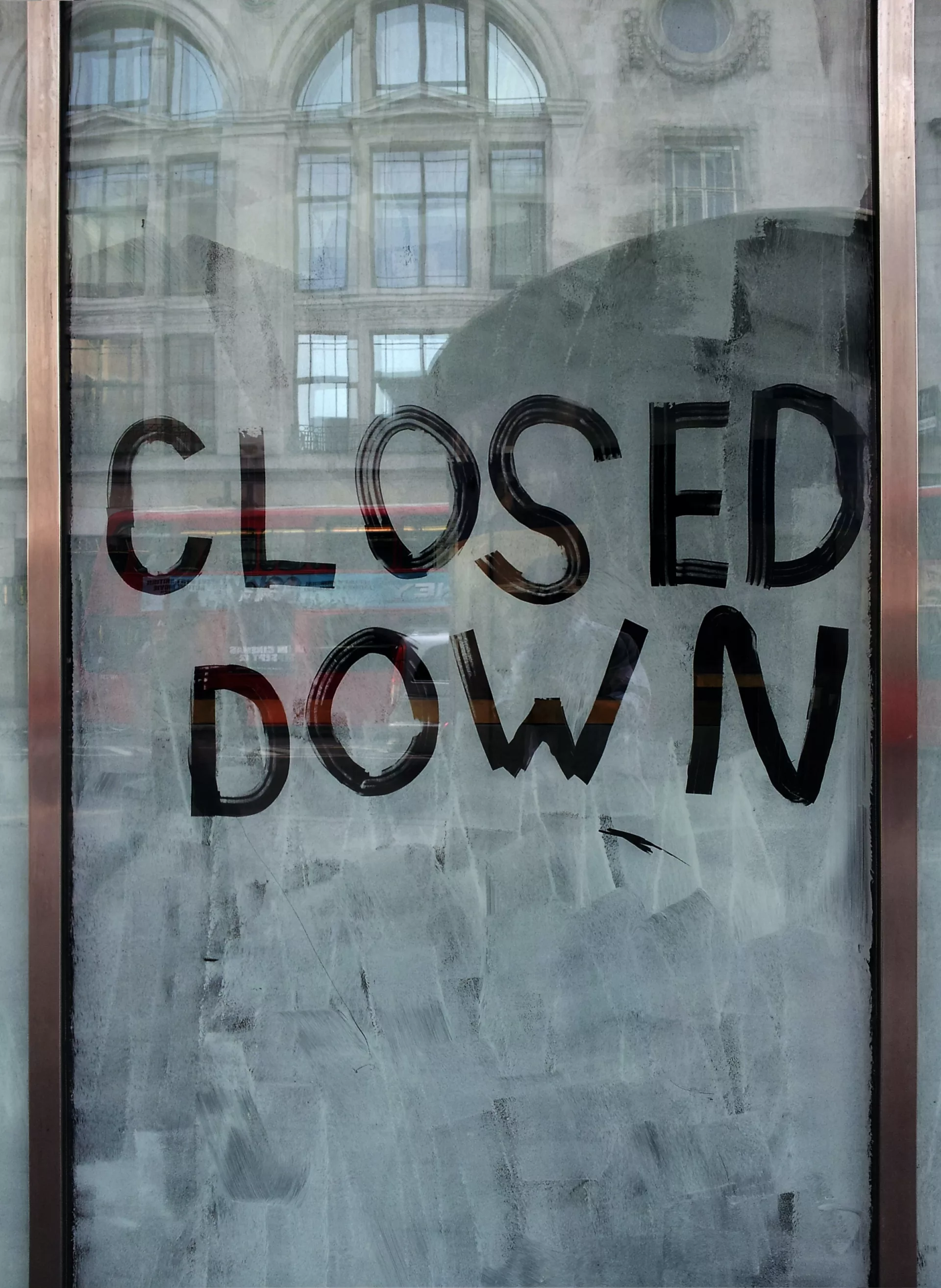 Window with the writing "closed down"